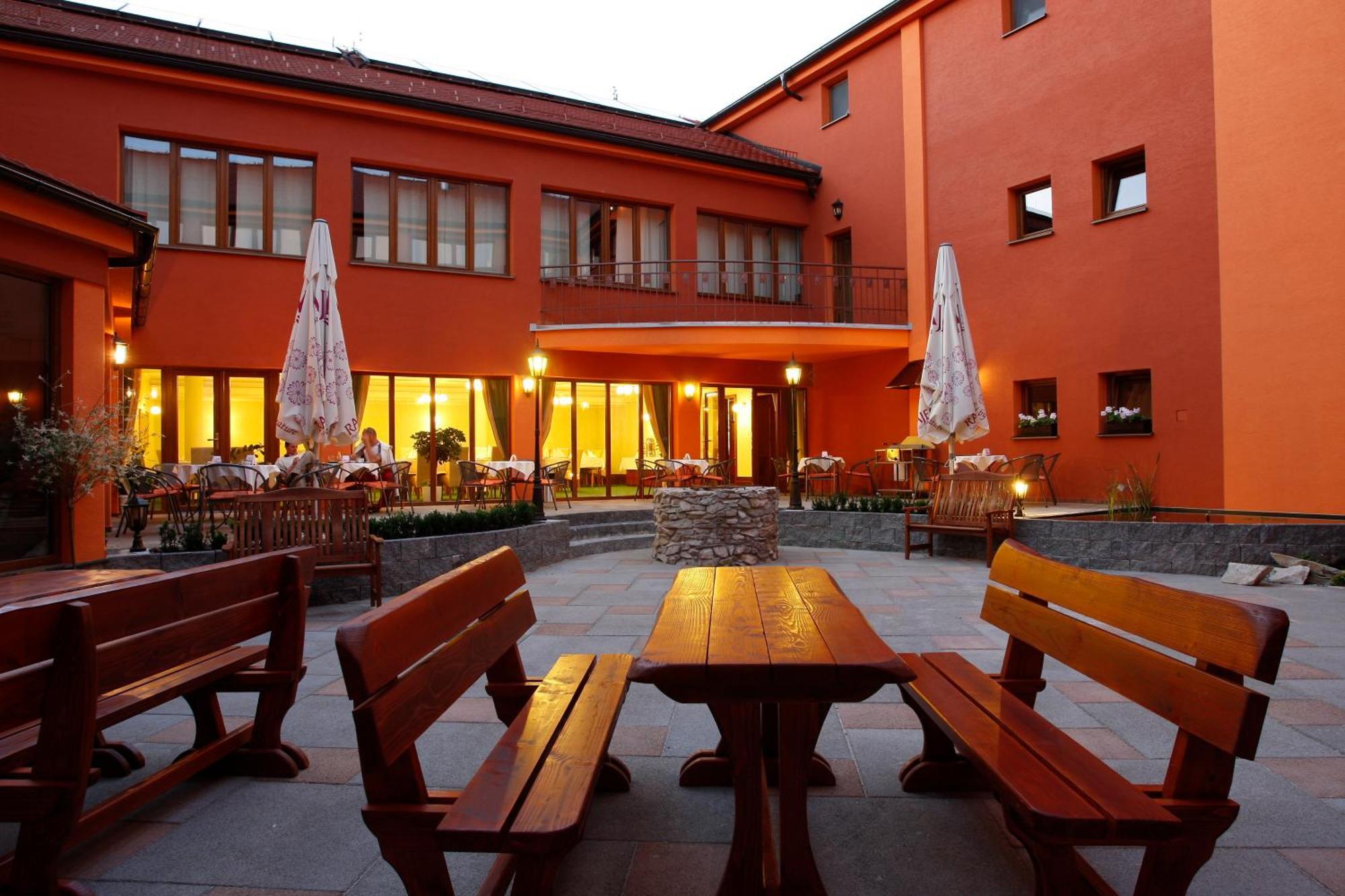 Hotel Majolika Модра Екстер'єр фото