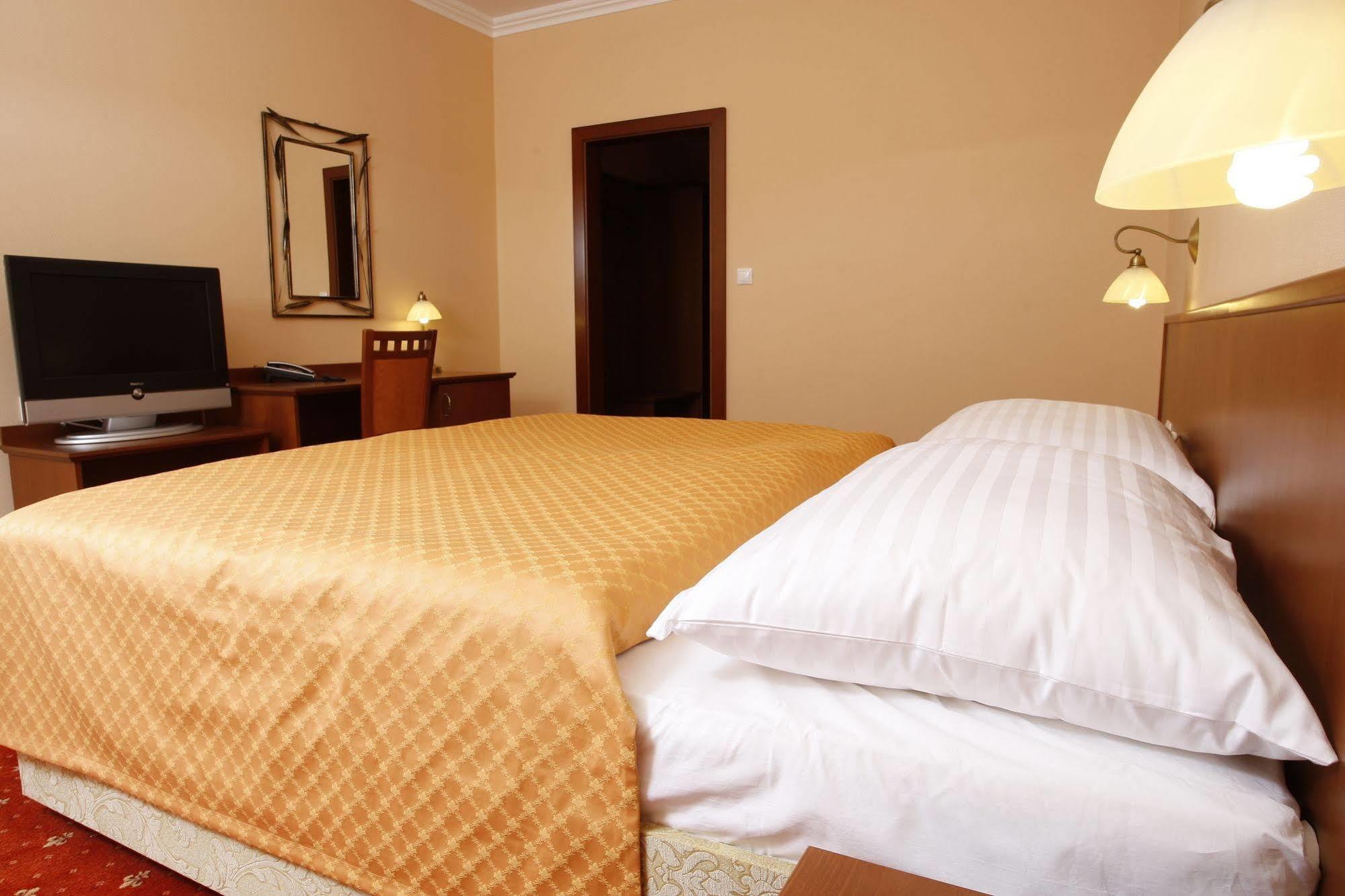 Hotel Majolika Модра Екстер'єр фото