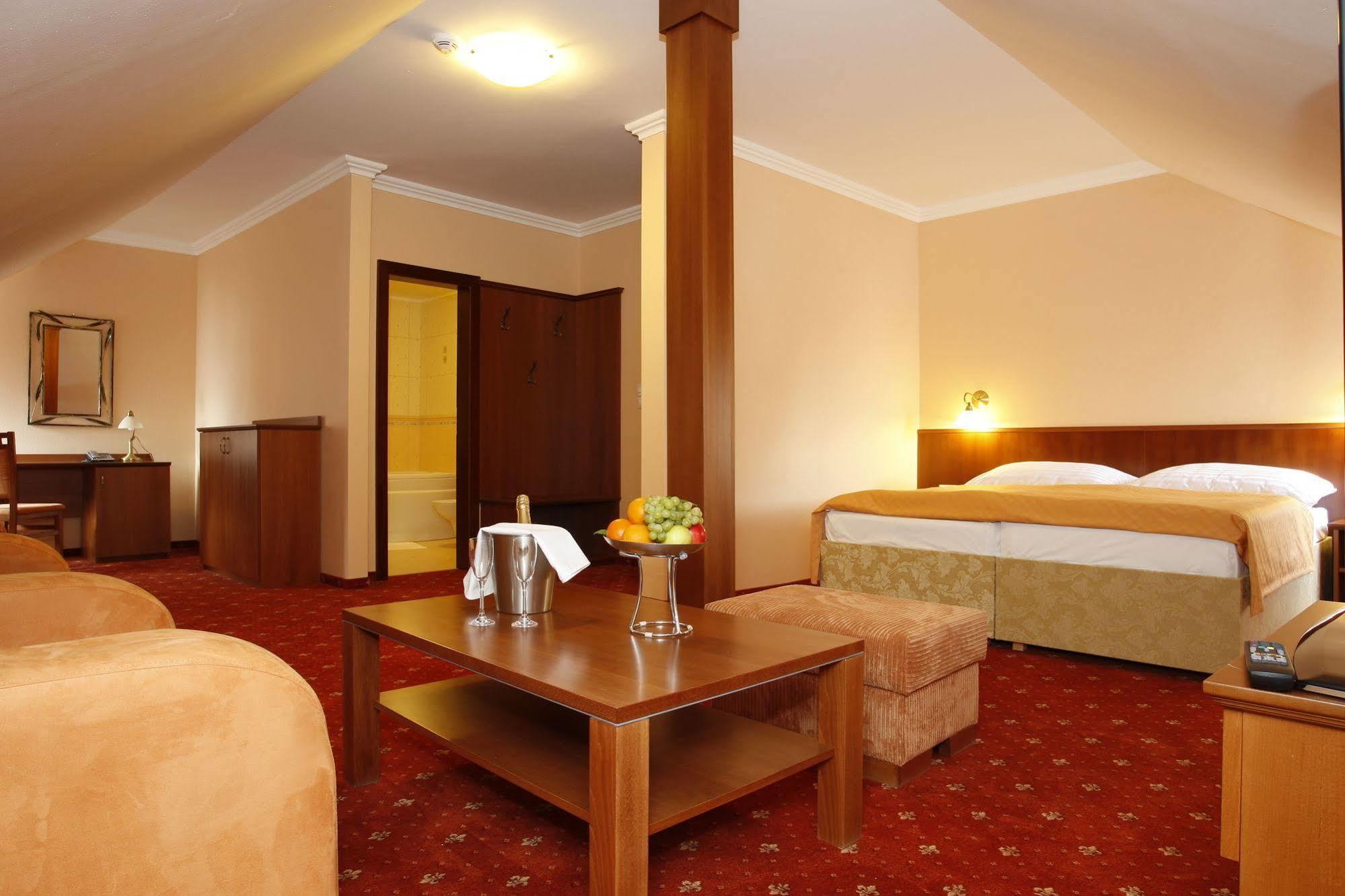 Hotel Majolika Модра Екстер'єр фото