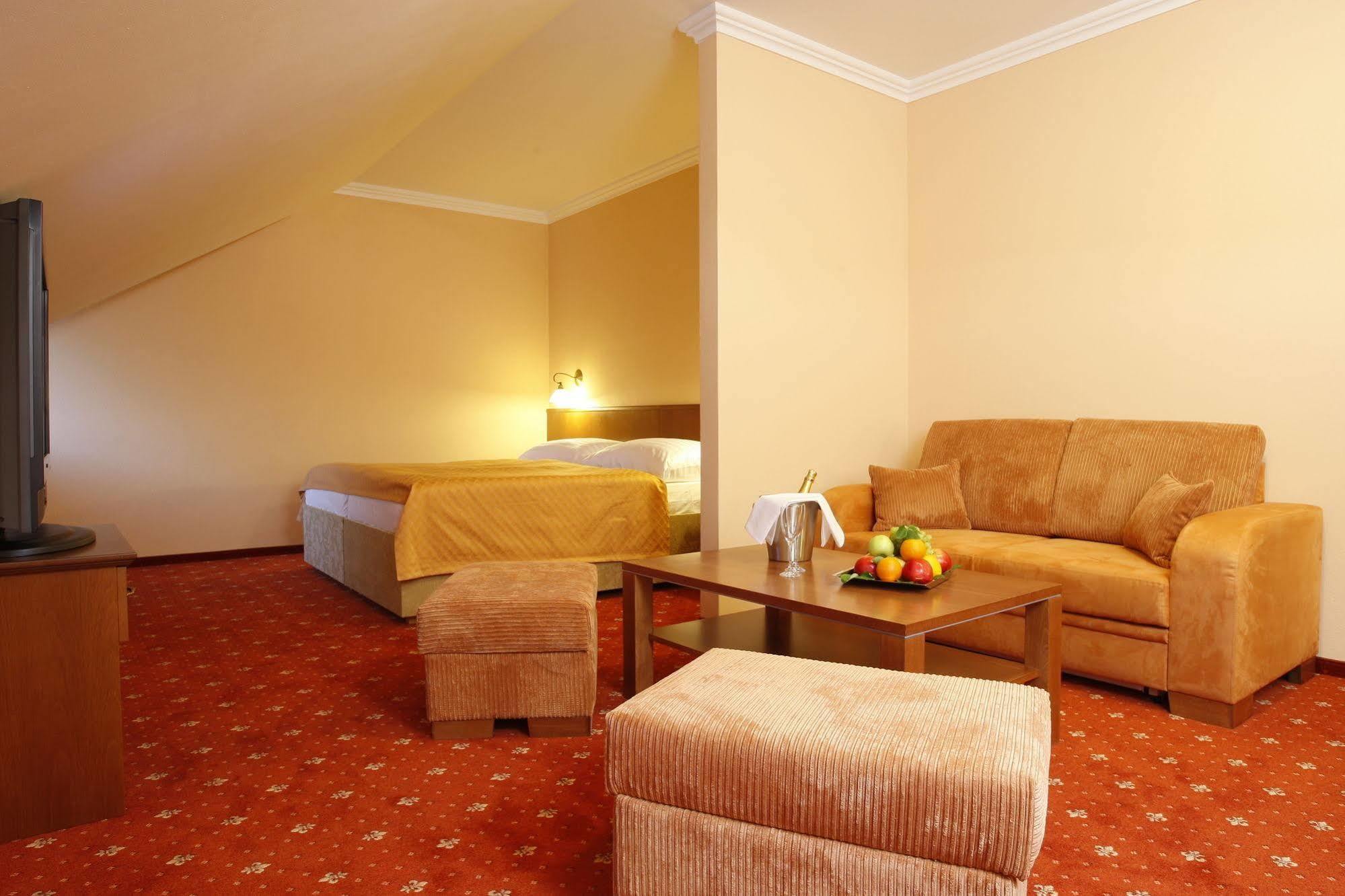 Hotel Majolika Модра Екстер'єр фото