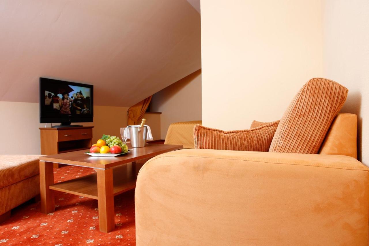 Hotel Majolika Модра Екстер'єр фото